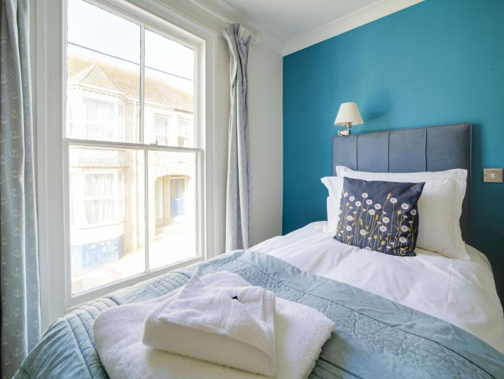 Postel nebo postele na pokoji v ubytování The Artist Loft, Ensuite Guest Rooms, Porthleven