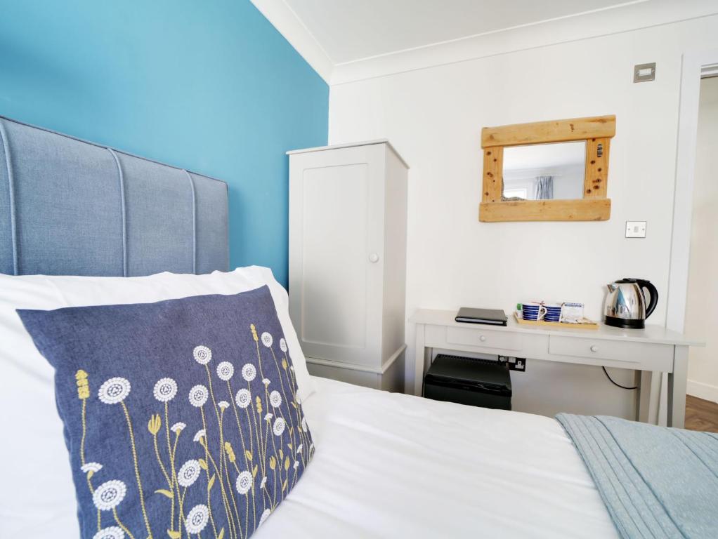 Postel nebo postele na pokoji v ubytování The Artist Loft, Ensuite Guest Rooms, Porthleven