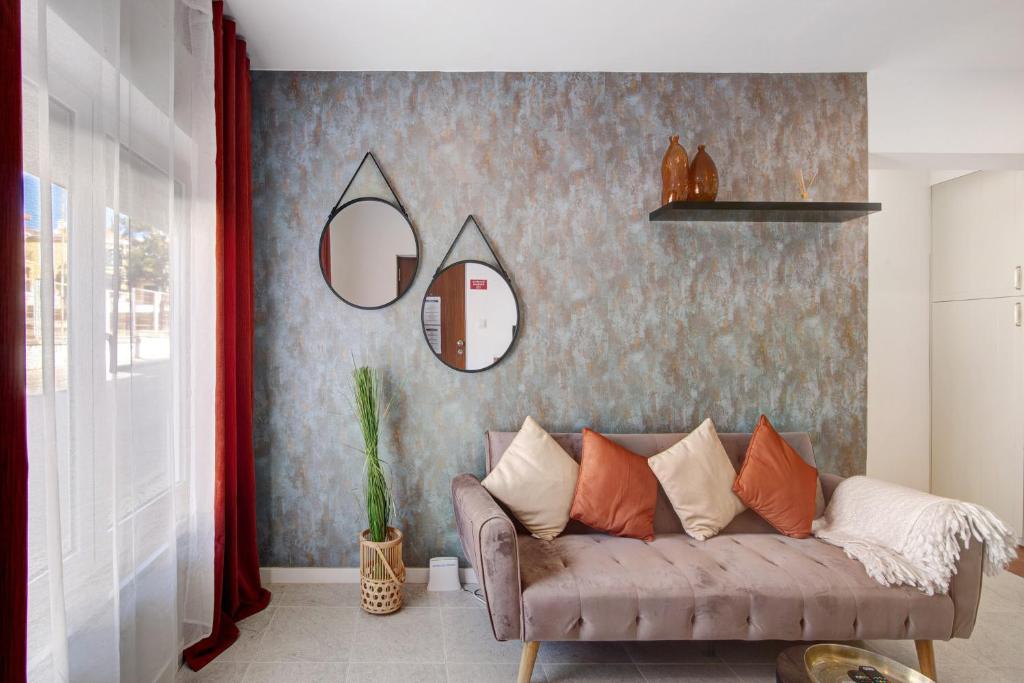 ポルシェスにあるApartamento Brisas Do Marのリビングルーム(ソファ、一部の鏡付)