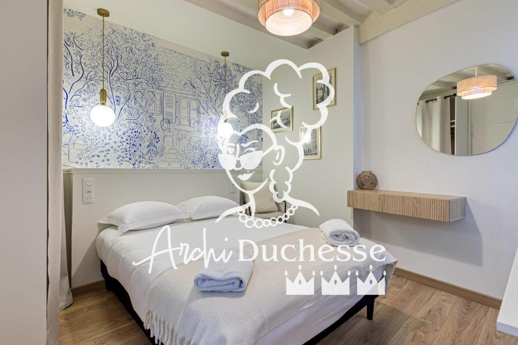 une chambre avec un lit et un miroir dans l'établissement Petit Vicomte joli studio place du Vieux Marché, à Rouen