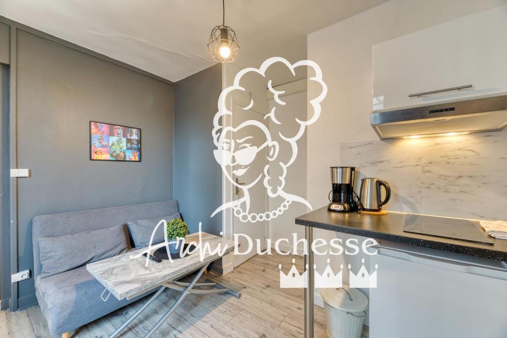 - un salon orné d'œuvres d'art murales réalisées par une femme dans l'établissement Le Music votre joli F2 au cœur de Rouen !, à Rouen