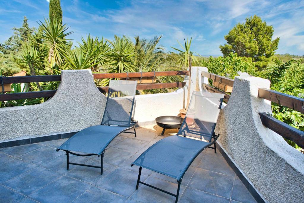 - une terrasse avec 2 chaises et une table au-dessus dans l'établissement Comfortable and spacious house with terraces, à Saint-Nazaire