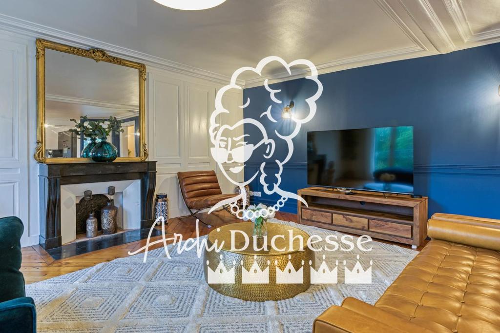 un salon avec un canapé et une cheminée dans l'établissement L'Ambassadeur appartement époustouflant en plein coeur de Rouen, à Rouen