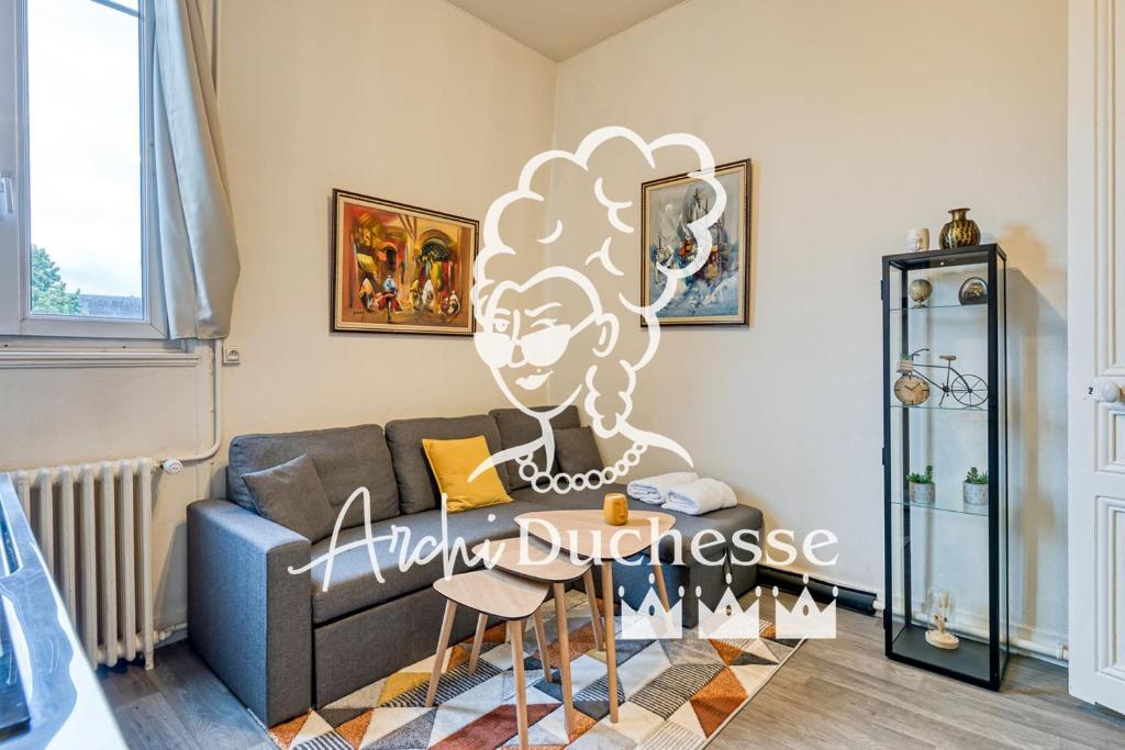 un salon avec un canapé et une table dans l'établissement Gary joli F2 au pied de la Gare de Rouen, à Rouen