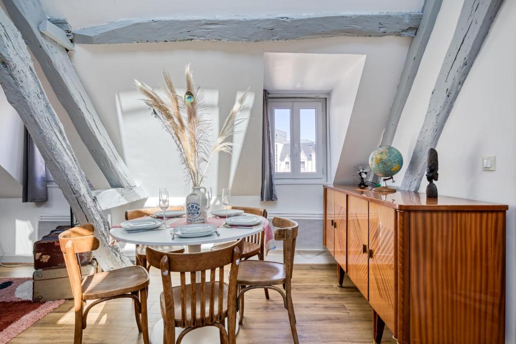 une salle à manger avec une table et des chaises dans l'établissement Jules joli F2 proximité Gare en coeur de ville, à Rouen