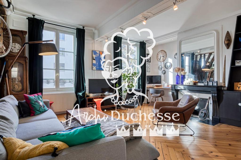 un salon avec un canapé et des chaises dans une pièce dans l'établissement Gérard appartement central avec parking privé, à Rouen