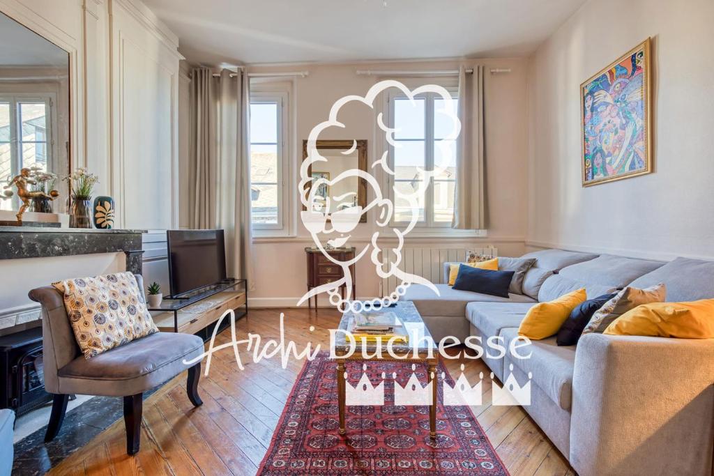 un salon avec un canapé et une télévision dans l'établissement Fontenelle magnifique F3 Haussmanien à Rouen, à Rouen