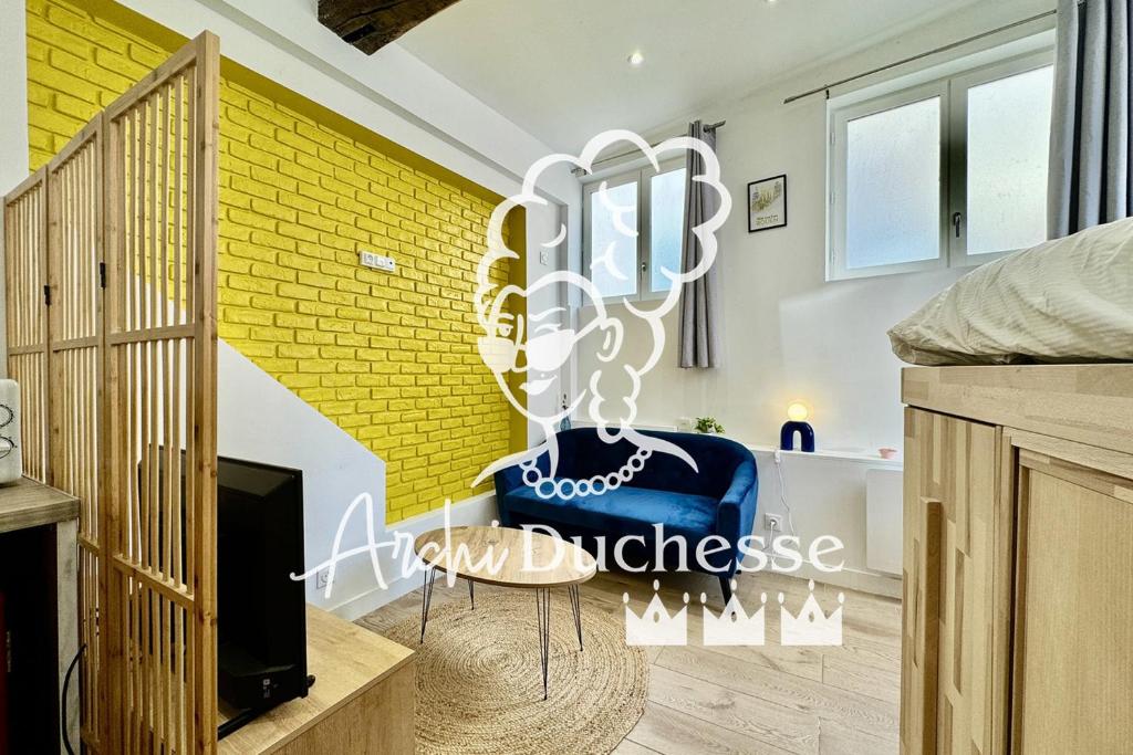 une pièce avec un panneau indiquant un nouveau chicago dans l'établissement Sofia Studio confortable en RDC au coeur de la ville de Rouen, à Rouen