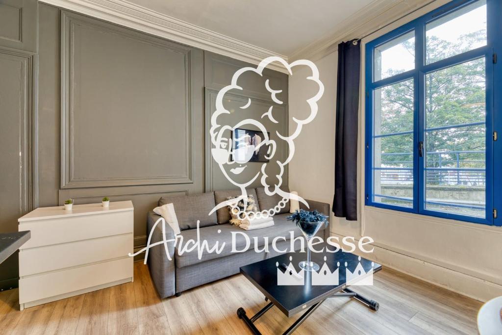 - un salon avec un panneau indiquant un divorce heureux dans l'établissement Le Cocoon appartement proche du Vieux Marché, à Rouen