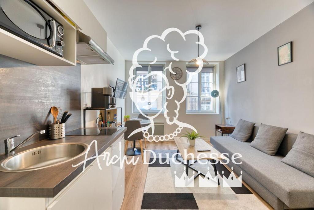 un salon avec une cuisine recouverte d'un nuage sur le mur dans l'établissement Le Thibaut studio rénové au coeur de Rouen, à Rouen