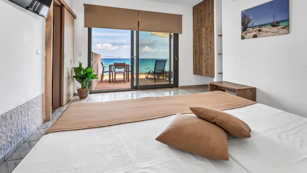 Postel nebo postele na pokoji v ubytování Almare Beach