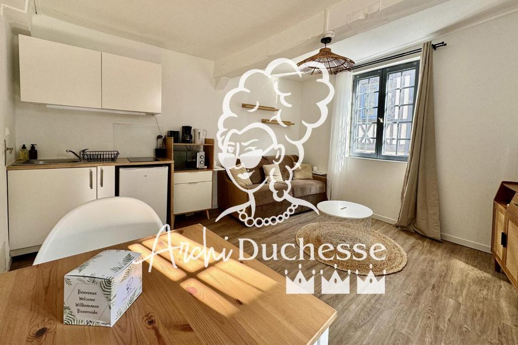 - une cuisine avec une table et un bouquet de ballons blancs dans l'établissement Elisa studio contemporain au coeur de la ville, à Rouen