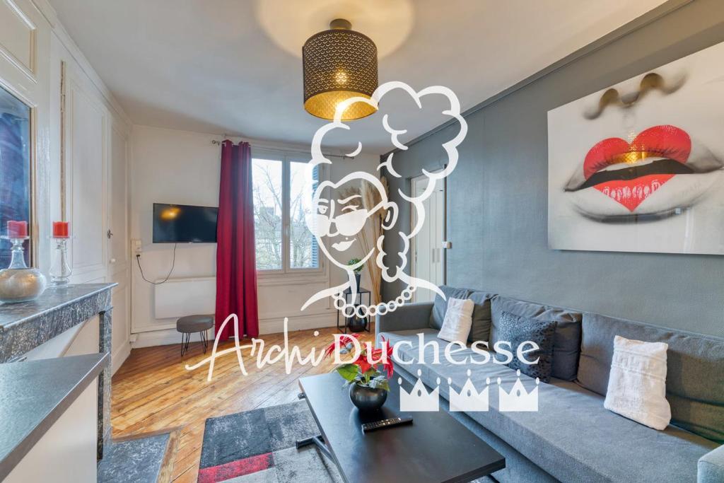 un salon avec un canapé et une table dans l'établissement Le French Kiss F2 rénové hyper-centre de Rouen, à Rouen