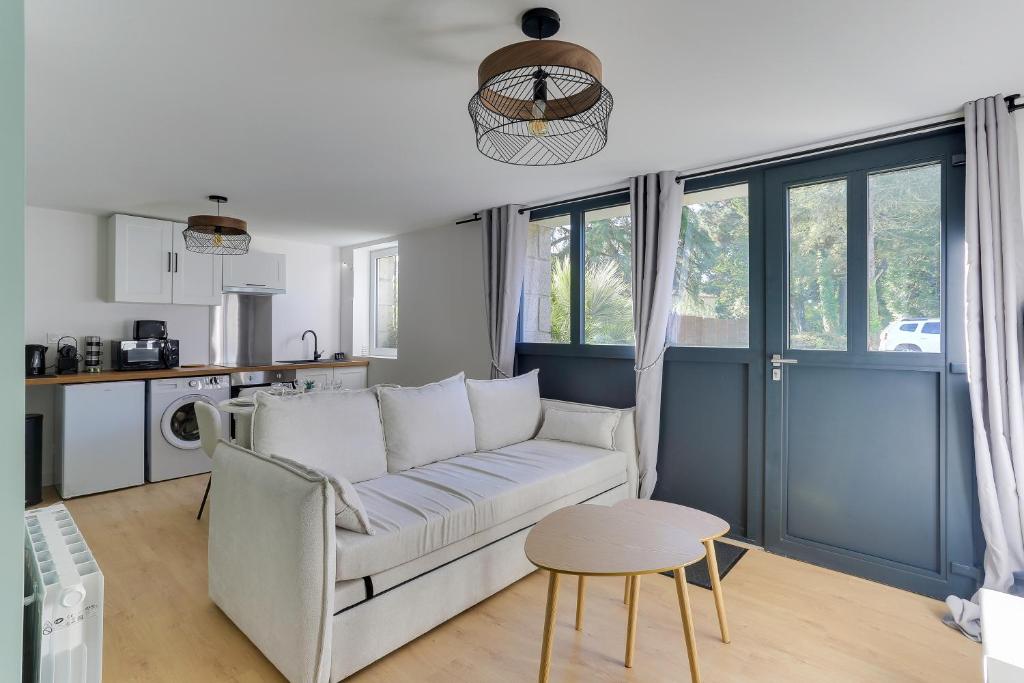 un salon avec un canapé et une table dans l'établissement Lancelot - appt 4 pers, à Bruz