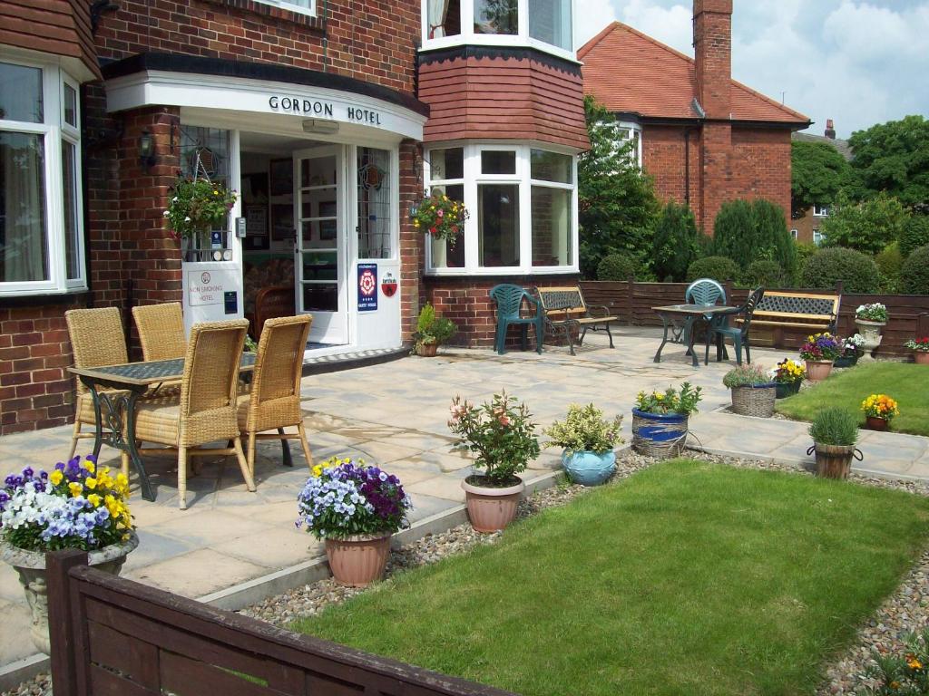 un patio con sillas y una mesa en The Gordon en Scarborough