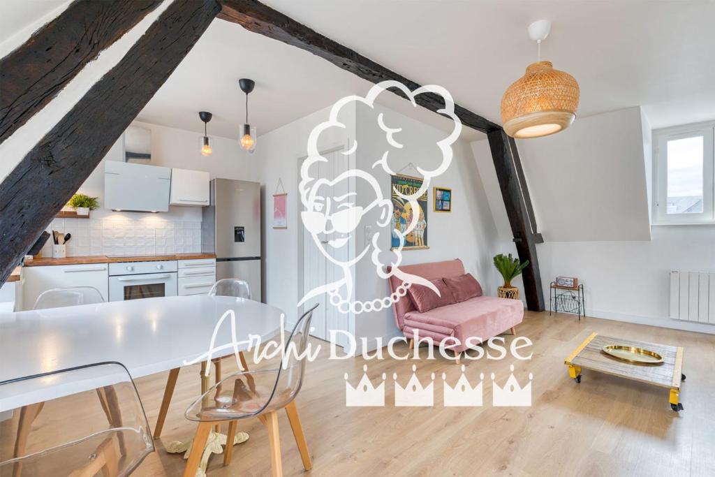 Il comprend une cuisine et un salon avec une table à manger. dans l'établissement Jeanne à dit charmant duplex Vieux Marché à Rouen, à Rouen