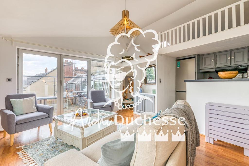 un salon avec un canapé et une table dans l'établissement Ipso rooftop avec terrasse, à Rouen