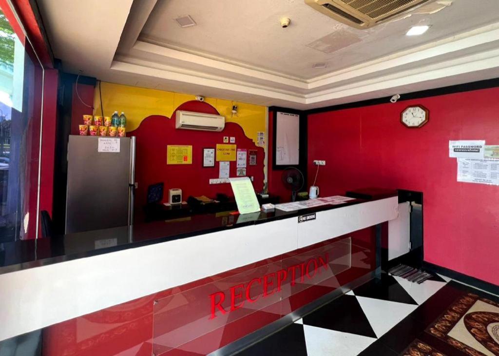 un restaurante de comida rápida con una pared roja en Kota Damansara Boutique Hotel, en Kota Damansara