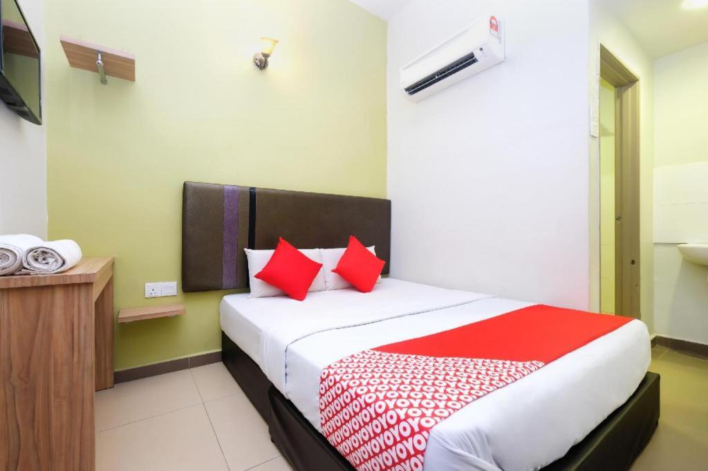 Postel nebo postele na pokoji v ubytování OYO 90553 Hotel 24 Seven