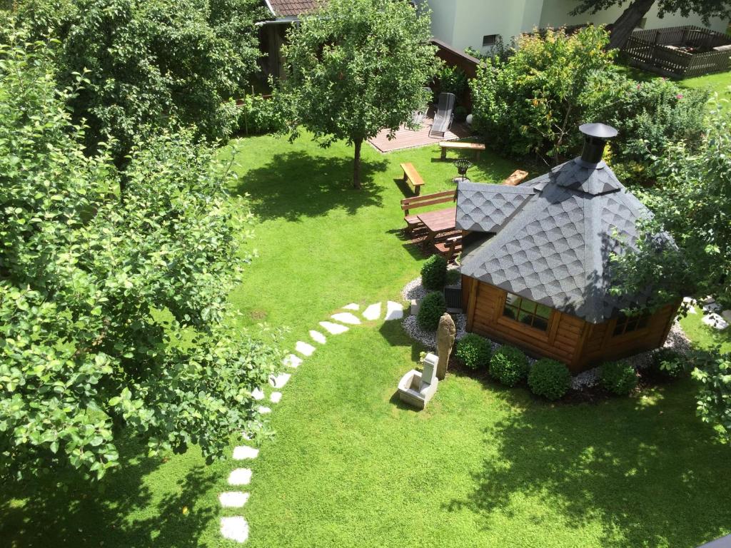 リート・イム・ツィラータールにあるAppartements Schweibererの庭の小屋の上面