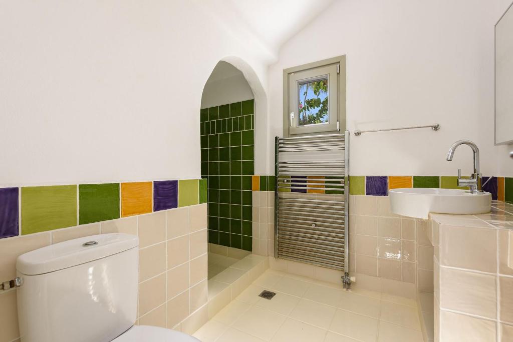 Koupelna v ubytování Seaside Home with Hot Tub, Vineyard, Shared Pool and View