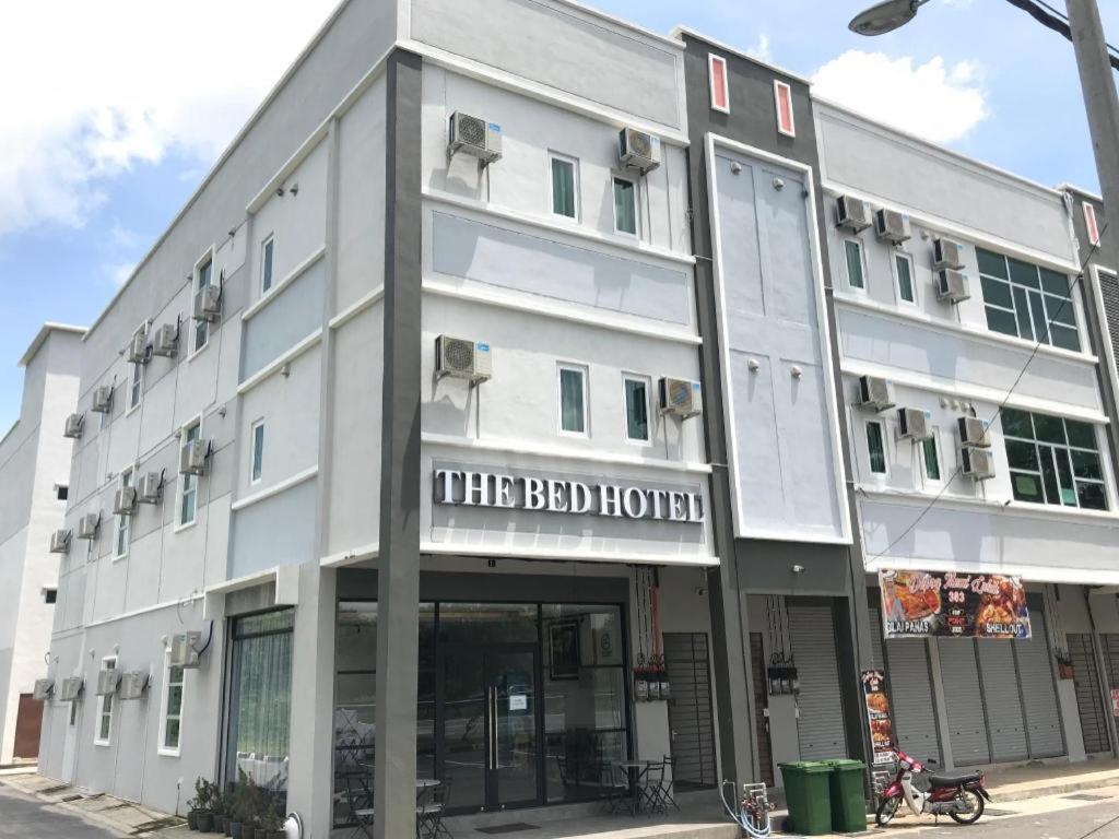 チャンルーンにあるThe Bed Hotelの白い建物