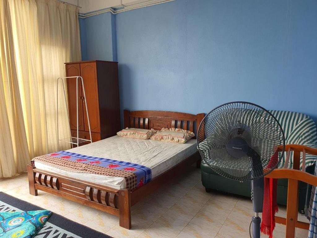 Ένα ή περισσότερα κρεβάτια σε δωμάτιο στο SPOT ON 89920 Muwaffaq Inn