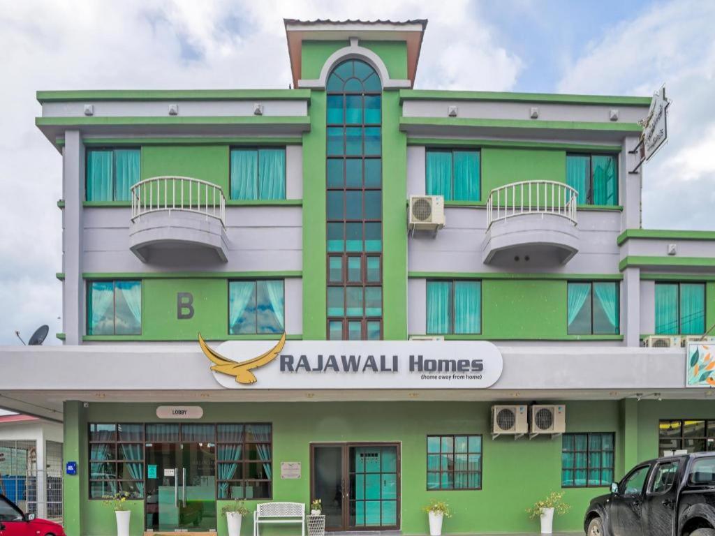 a green building with a banana sign on it at Rajawali Homes Kota Marudu in Kampong Tumsun
