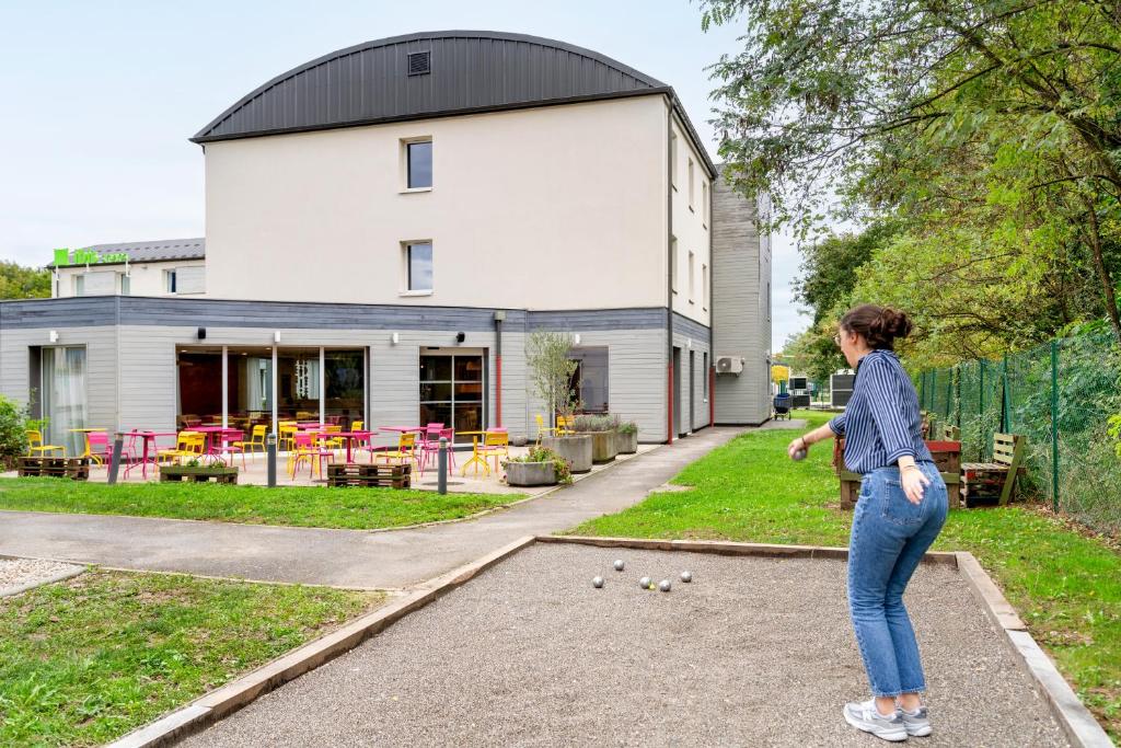 Zahrada ubytování ibis Styles Prévessin Genève Aéroport