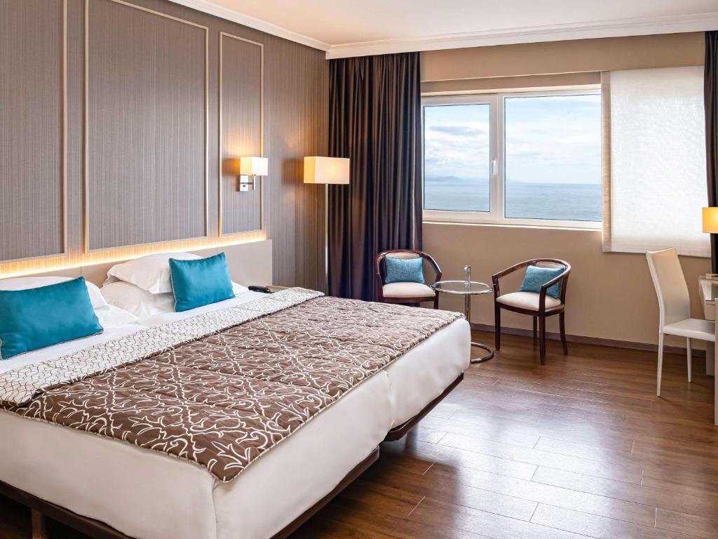 Postel nebo postele na pokoji v ubytování Mercure Monte Igueldo
