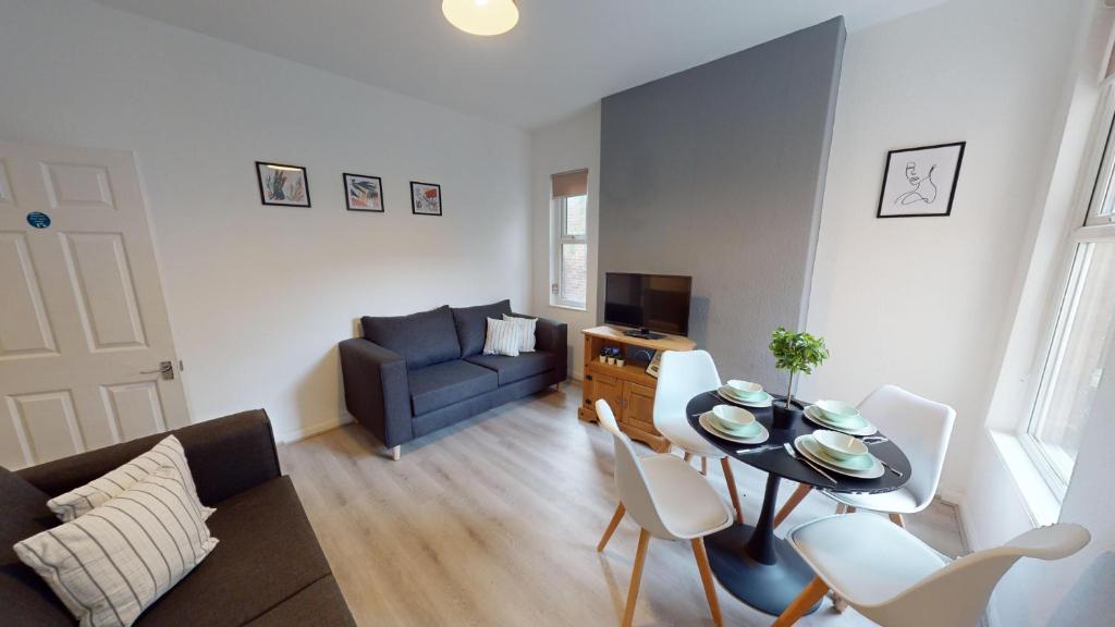 Et opholdsområde på Magnificent 6-Bedroom Queen House in Beeston Awaits You!