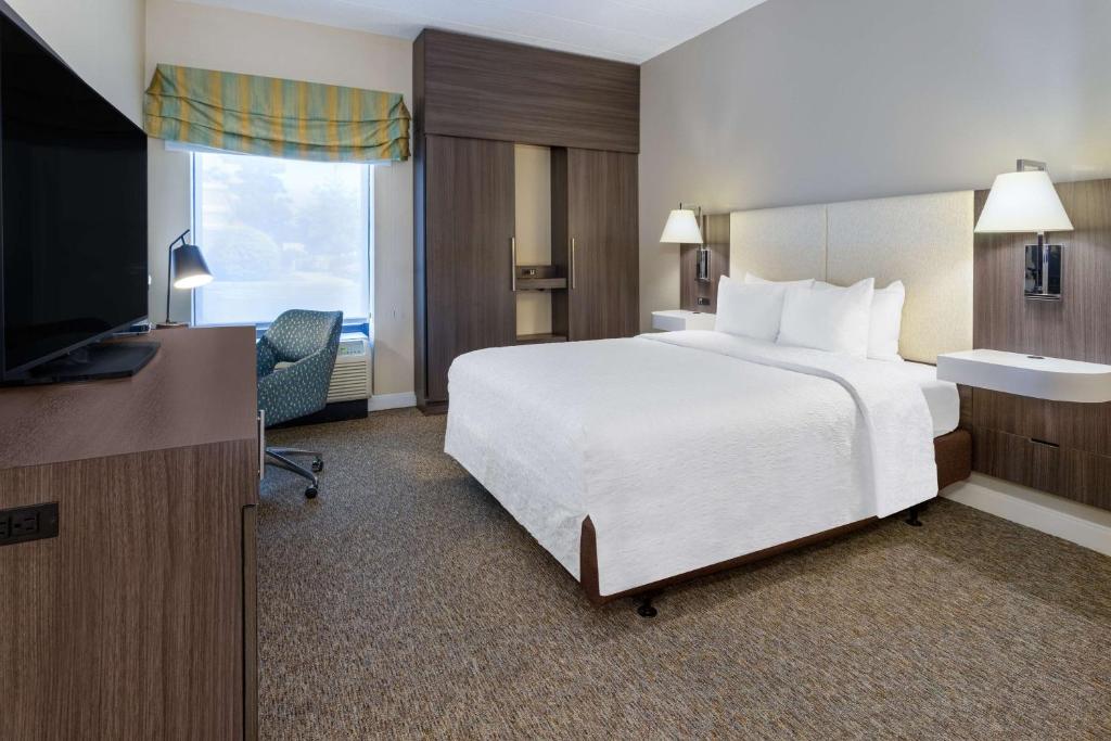 Hampton Inn & Suites Valley Forge/Oaks - Queen Room With Mobility Access/Non-Smoking