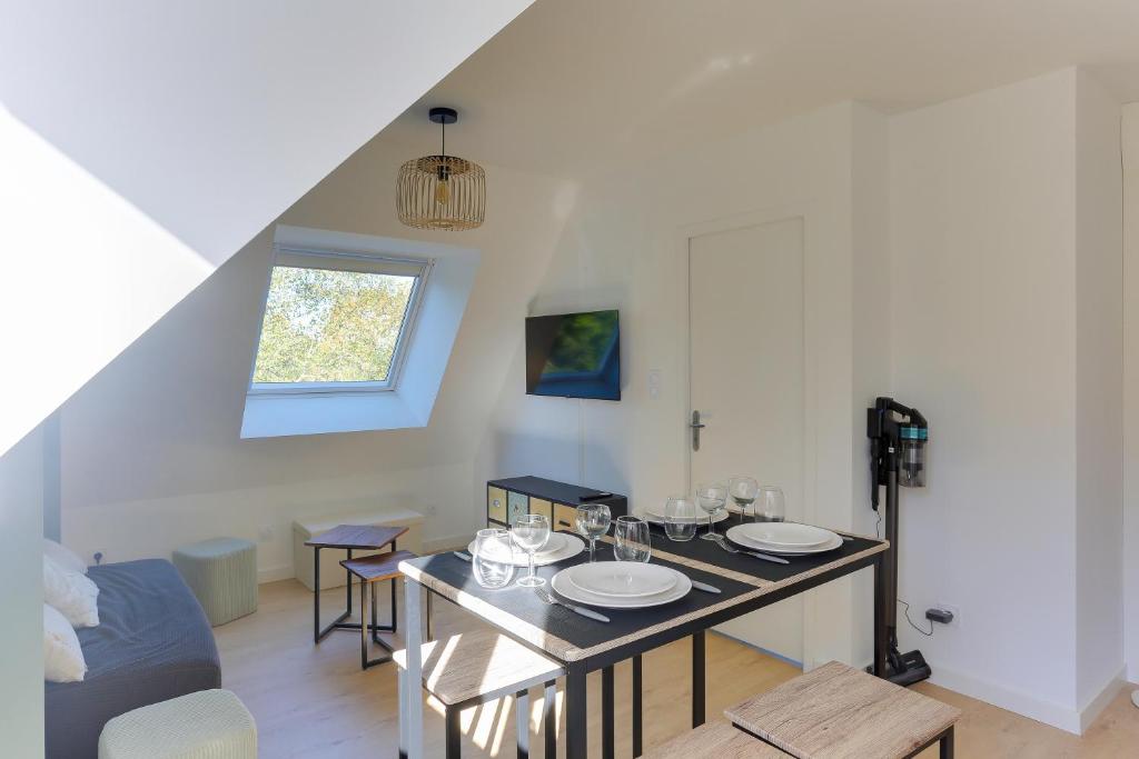 d'un salon avec une table et des plaques de cuisson. dans l'établissement Morgane - appt avec jardin partagé, à Bruz