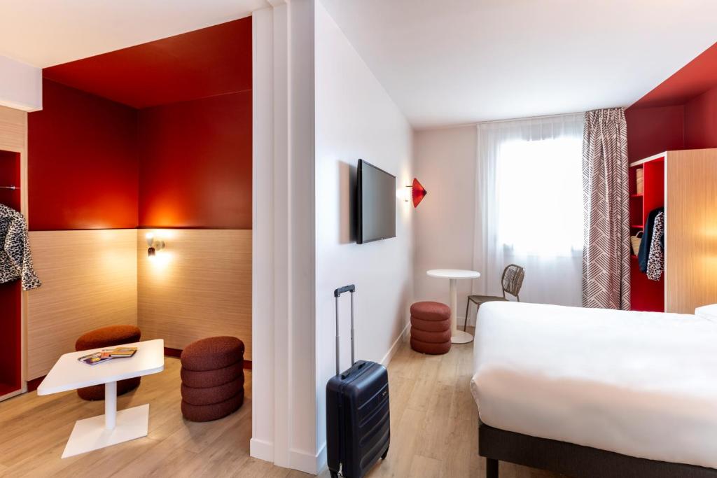 Postel nebo postele na pokoji v ubytování ibis Styles Prévessin Genève Aéroport