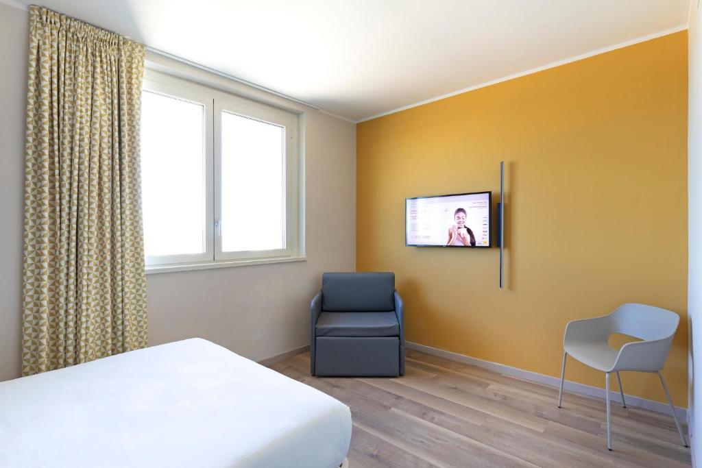 TV a/nebo společenská místnost v ubytování B&B Hotel Roma Fiumicino Aeroporto Fiera 1