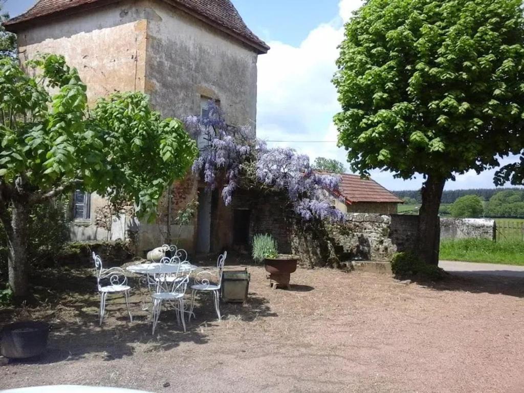 a table and chairs in front of a building at Maison conviviale avec jardin à Vauban, 4 chambres in Vauban