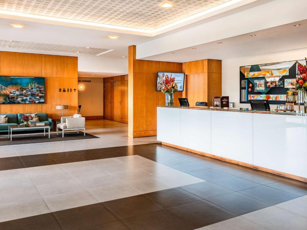 a lobby of a hotel with a waiting room at Mercure Lisboa Almada in Almada