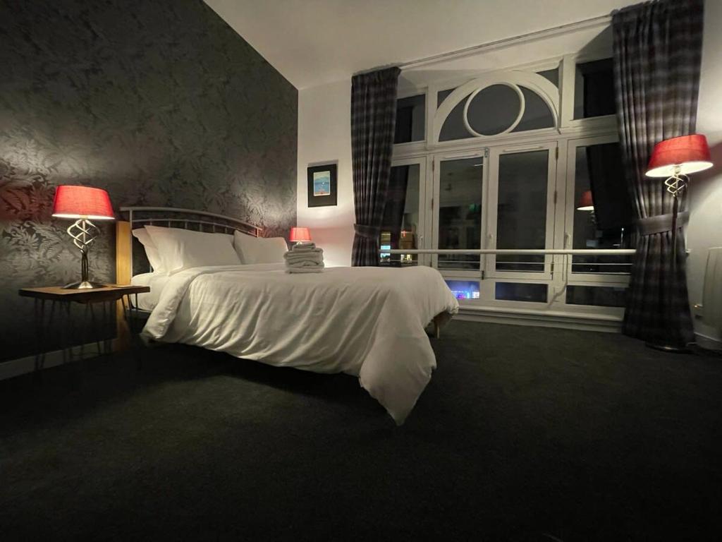 Ένα ή περισσότερα κρεβάτια σε δωμάτιο στο The Art Flat Glasgow