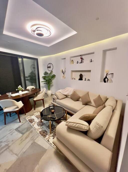 a living room with a couch and a table at Attrayant et unique in Mahdia