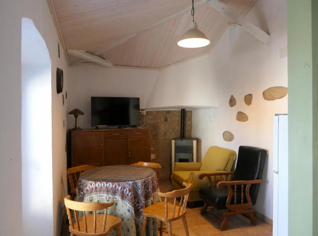 Televízia a/alebo spoločenská miestnosť v ubytovaní Apartamentos Altozano