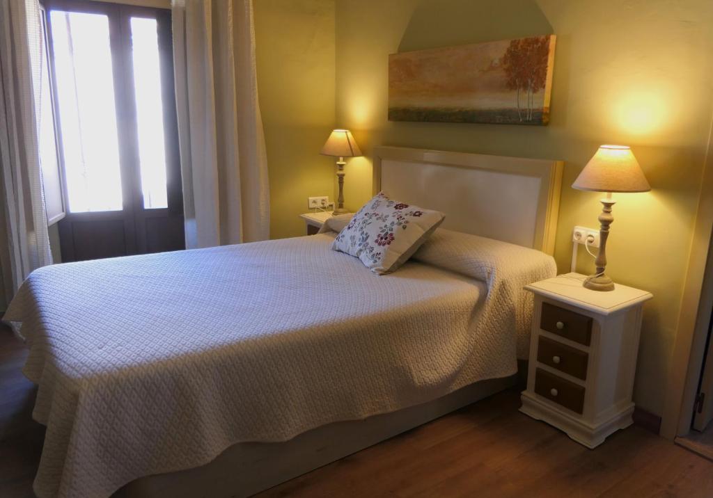 Posteľ alebo postele v izbe v ubytovaní Apartamentos Altozano