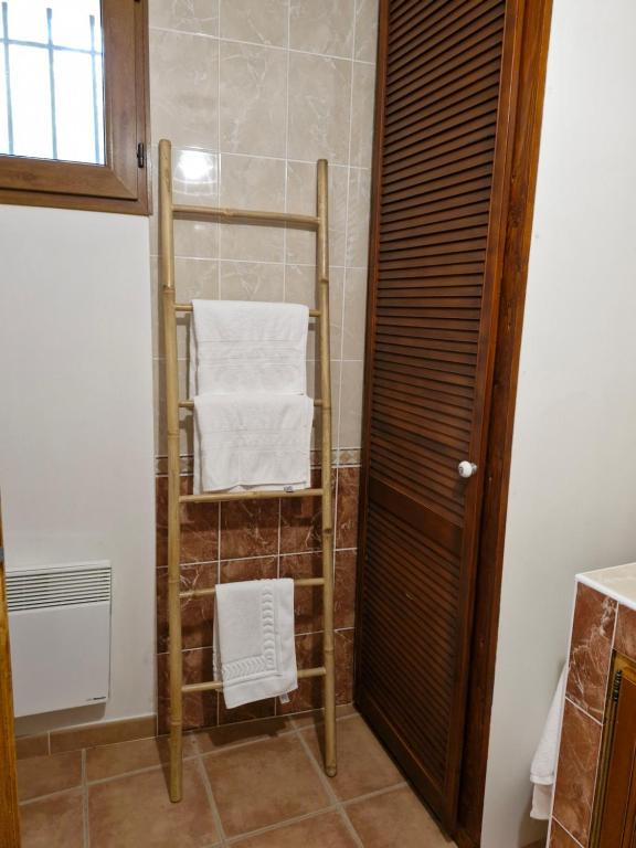 Salle de bains dans l'établissement Chambres d'hôtes à Pêtre