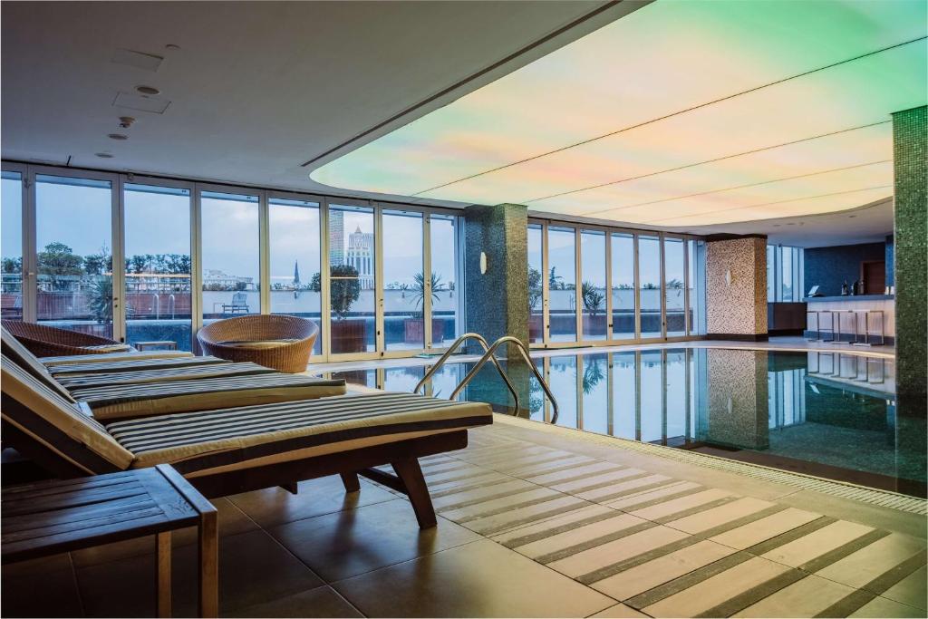 Бассейн в Radisson Blu Hotel Batumi или поблизости
