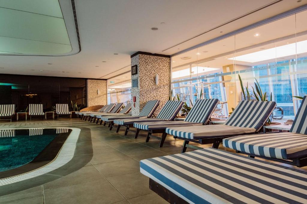 Бассейн в Radisson Blu Hotel Batumi или поблизости
