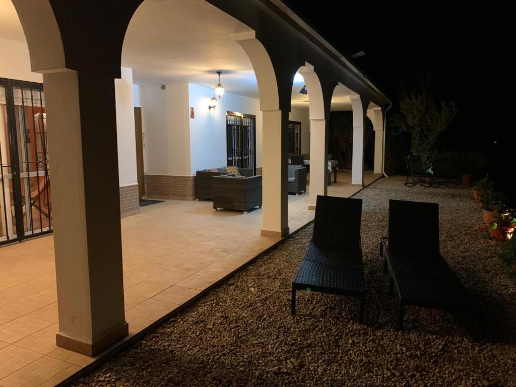 Posedenie v ubytovaní Casa Anhelando Andalucia - Een 8p villa met verwarmd zwembad op een heuveltop met magnifiek uitzicht, waaronder zeezicht, nabij dorp en strand