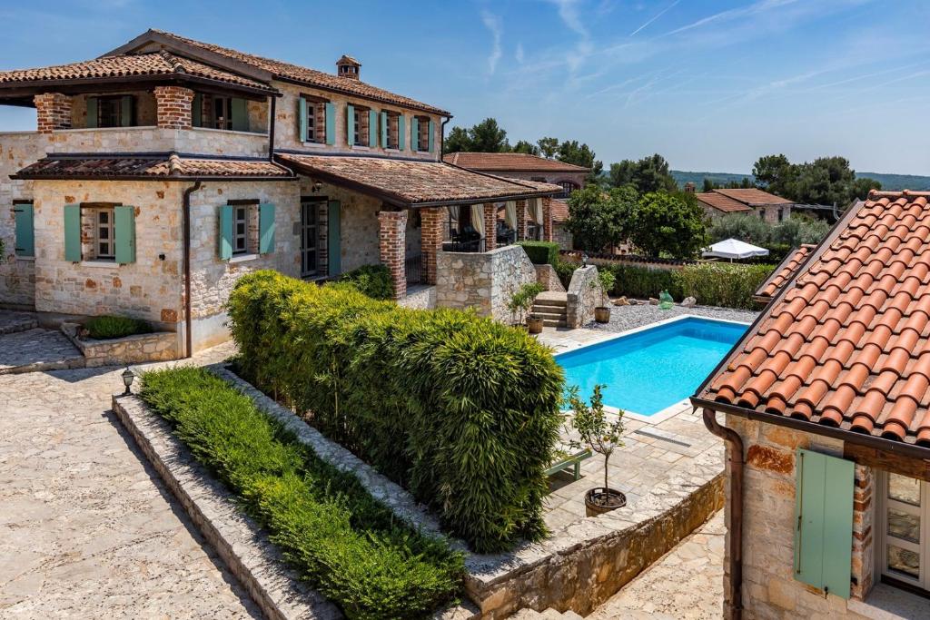 Villa Lathyrus San Lorenzo في Sveti Lovreč Pazenatički: منظر خارجي لمنزل به حوض سباحة