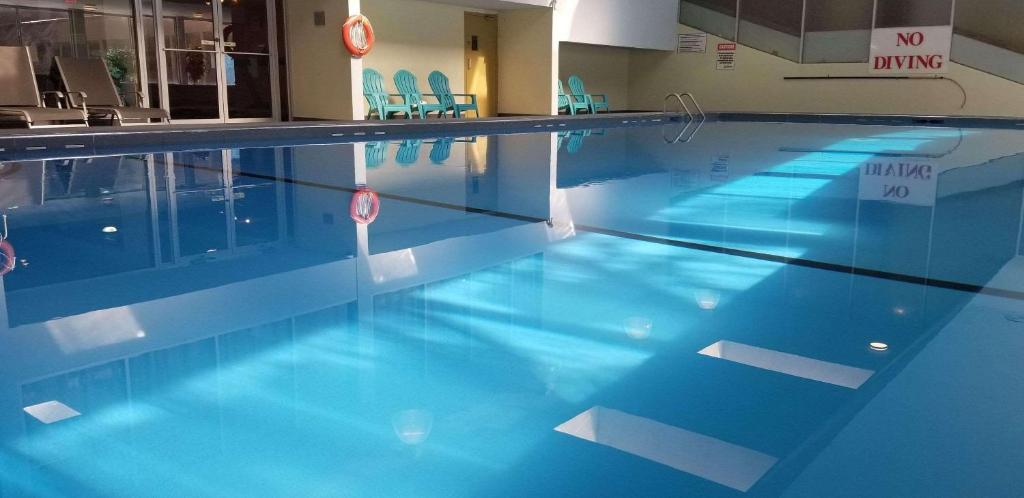 Bazén v ubytování Radisson Hotel Sudbury nebo v jeho okolí