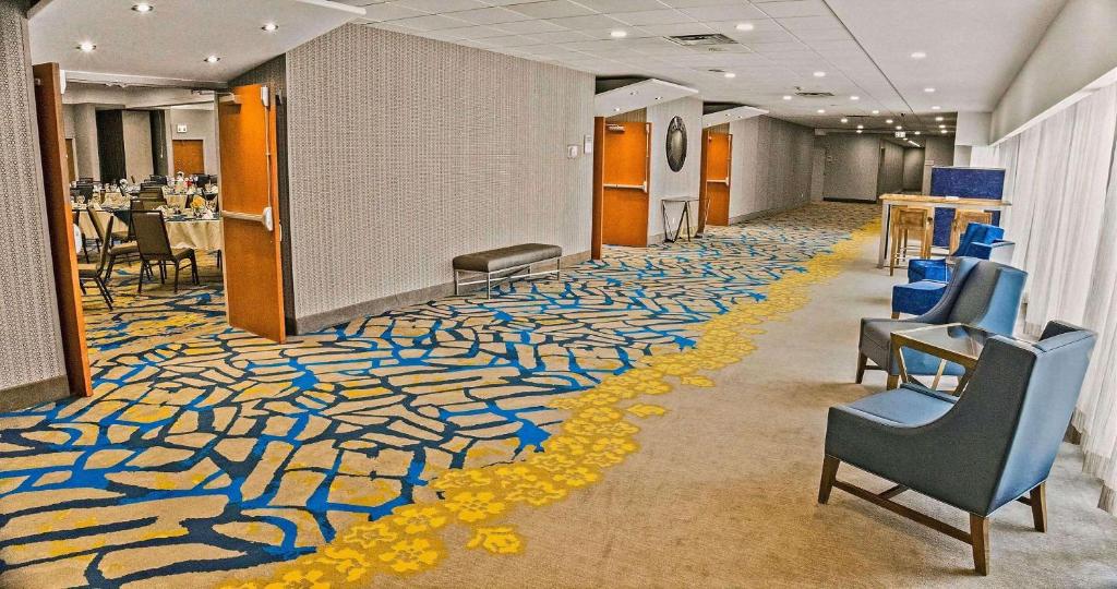 Posezení v ubytování Radisson Hotel Sudbury