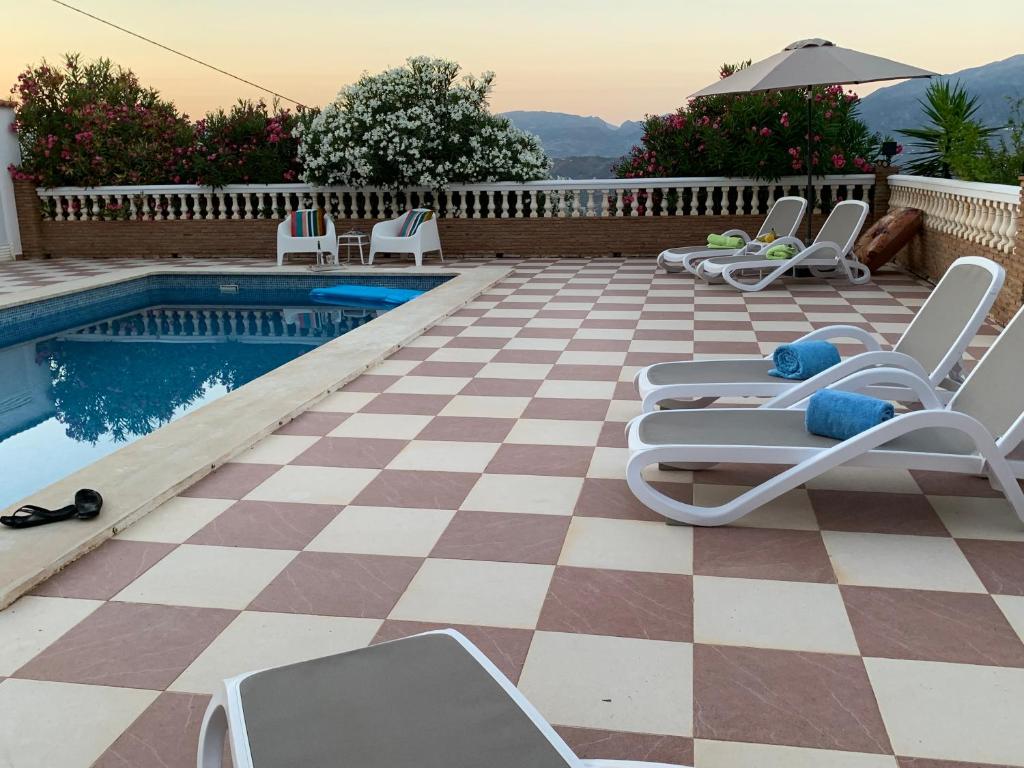 Bazén v ubytovaní Casa Anhelando Andalucia - Een 8p villa met verwarmd zwembad op een heuveltop met magnifiek uitzicht, waaronder zeezicht, nabij dorp en strand alebo v jeho blízkosti