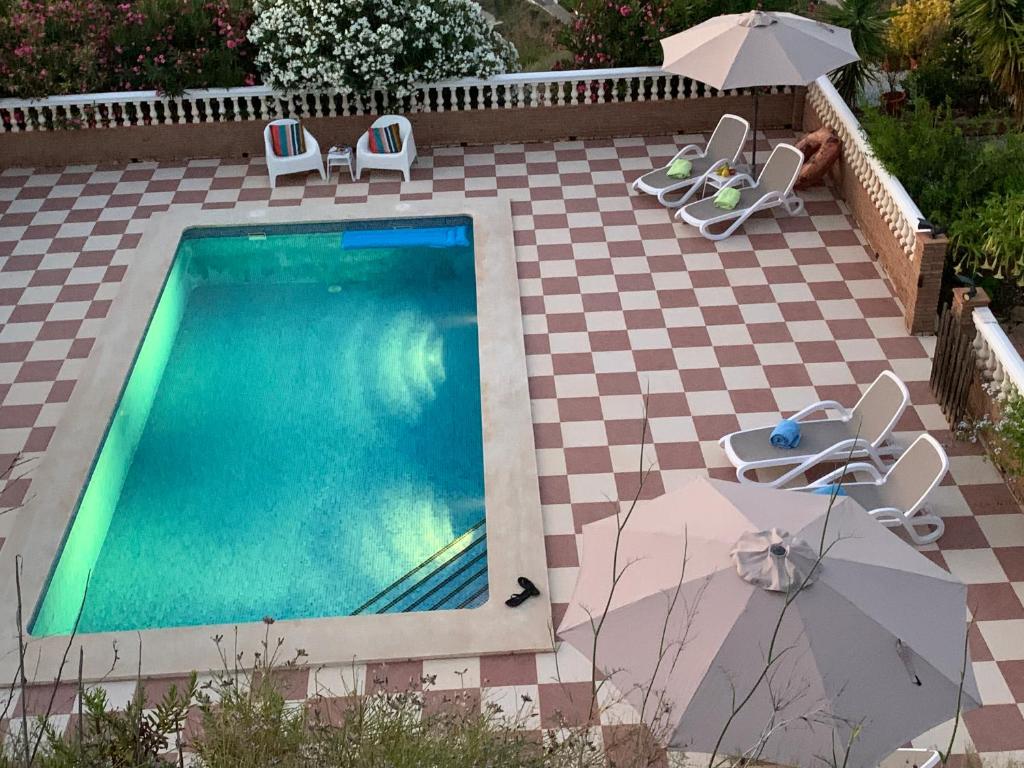 Bazén v ubytovaní Casa Anhelando Andalucia - Een 8p villa met verwarmd zwembad op een heuveltop met magnifiek uitzicht, waaronder zeezicht, nabij dorp en strand alebo v jeho blízkosti